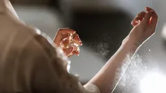 Hoe houd je de geur van parfum lang op je lichaam: geheimen van de beste parfumeurs