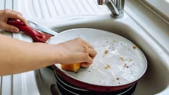 Waarom je een koekenpan niet meteen na het ontbijt schoon moet maken: de regel waardoor je pannen langer meegaan