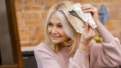 Haarkleuring na je 60ste: geheimen van tinten die niet verouderen, maar juist verjongen