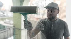 De meest effectieve manier om ramen zonder strepen te wassen: u heeft slechts één ingrediënt nodig