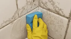 Aanslag op de tegels in de badkamer? Simpele truc van schoonmakers om er voorgoed van af te komen