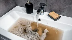 Pil tegen verstopping: hoe een goedkoop middel de loodgieter verving en leidingen bevrijdde