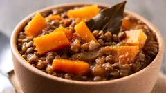 Linzenstoofpot met pompoen en spek: slechts 5 stappen naar een herfstachtig diner dat restaurantwaardig is