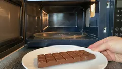 Chocolade smelten in de magnetron zonder dat het verbrandt: de juiste tijd en het juiste vermogen