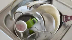 Constant een volle gootsteen met ongewassen vaat? Psychologen onthullen wat dit over iemand zegt