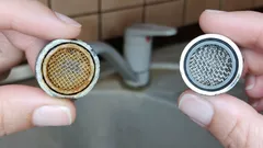 Kalkaanslag op de kraan verdwijnt vanzelf: loodgieters delen goedkope tips om ervan af te komen