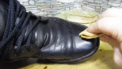 Waarom onze oma's schoenen insmeerden met bananenschillen: een vergeten, verbazingwekkende truc