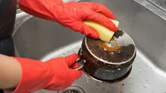 Zwarte aanslag op pan en kookpot verdwijnt vanzelf: eenvoudige truc lost het probleem gemakkelijk op