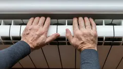 Radiator borrelt en wordt niet warm: simpele truc brengt de warmte terug zonder een monteur te bellen